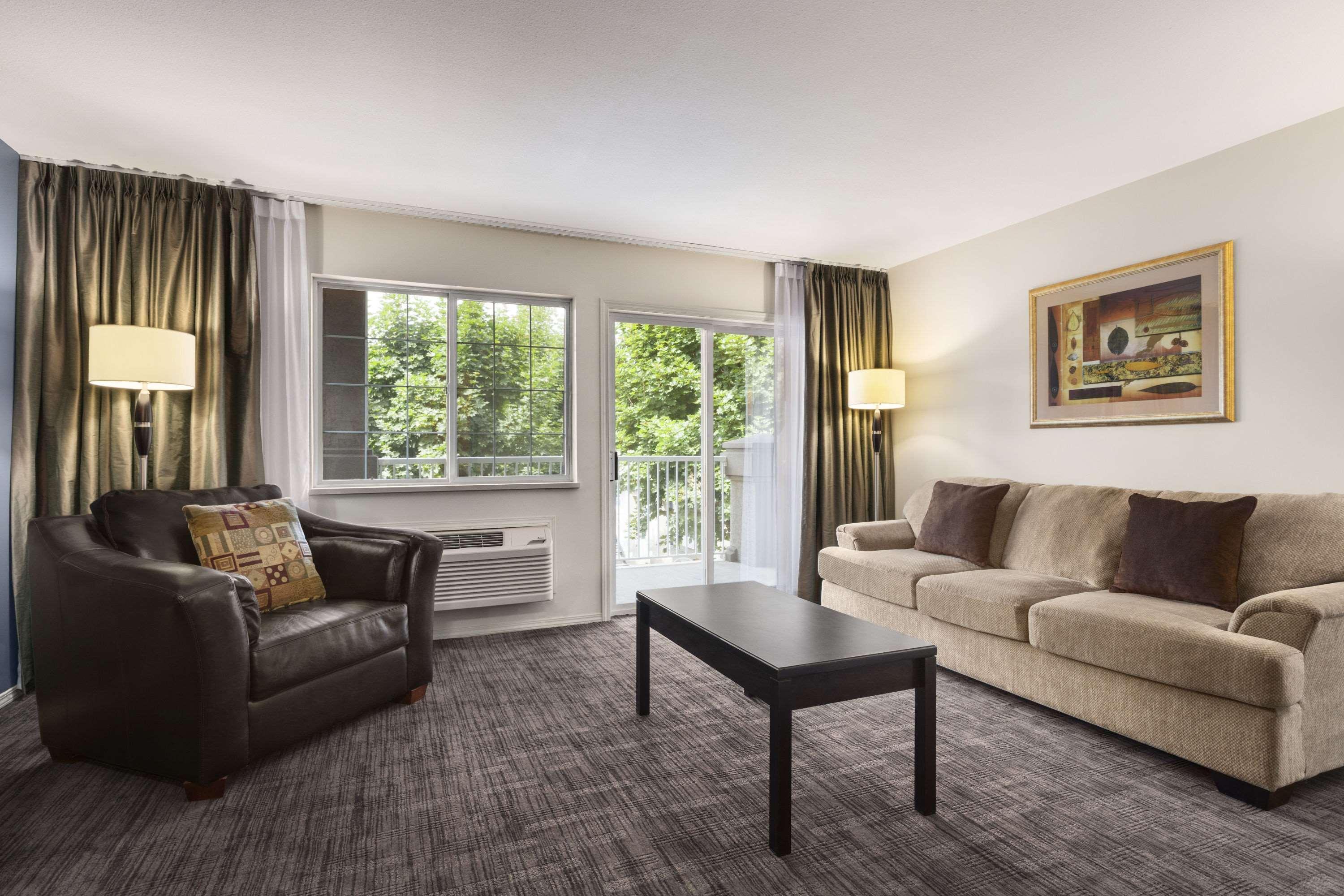 Days Inn By Wyndham Kelowna Exterior photo