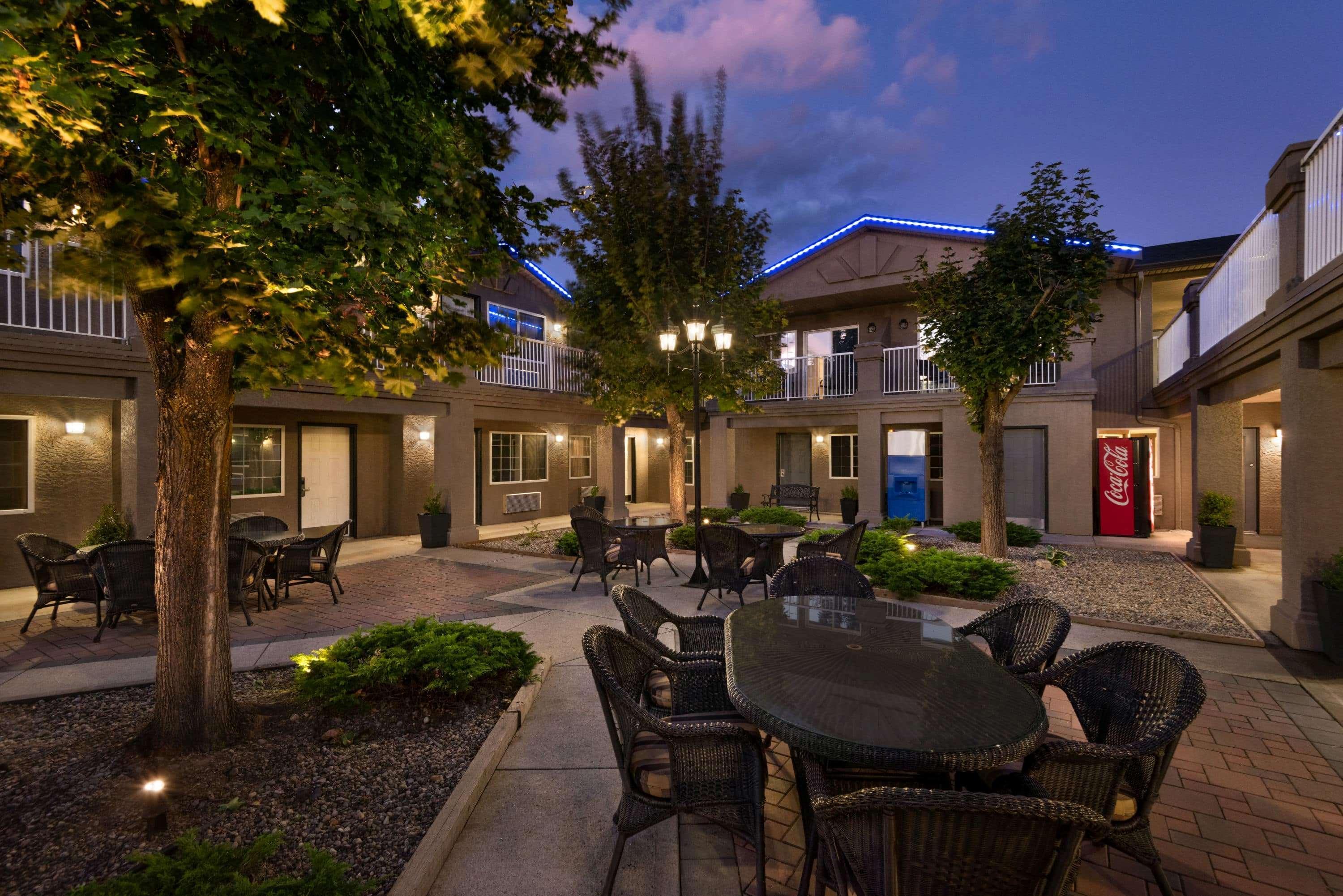 Days Inn By Wyndham Kelowna Exterior photo