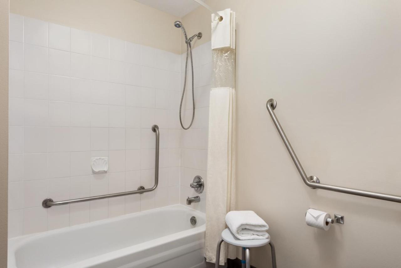 Days Inn By Wyndham Kelowna Exterior photo